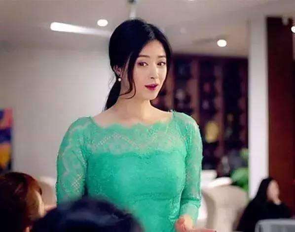 大胸美女穿衣